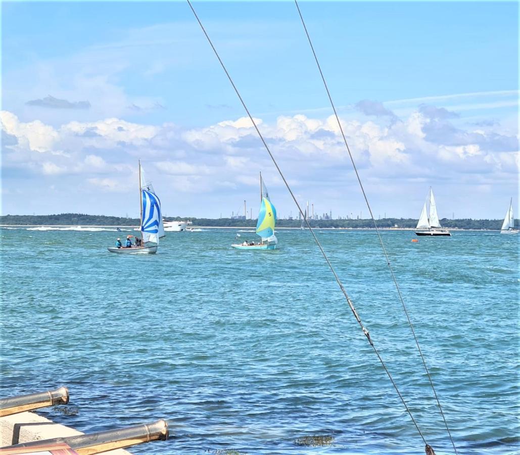 Cliffhanger 18 Castle Road Cowes  Exteriör bild